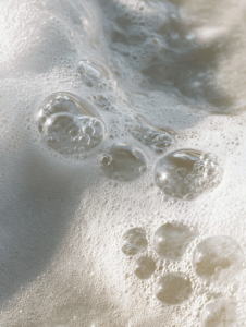 isabel_fg_86223_Close-up_of_clear_bathwater_with_delicate_airy__4e4a7c68-4b90-4f90-85e1-d89efb670635